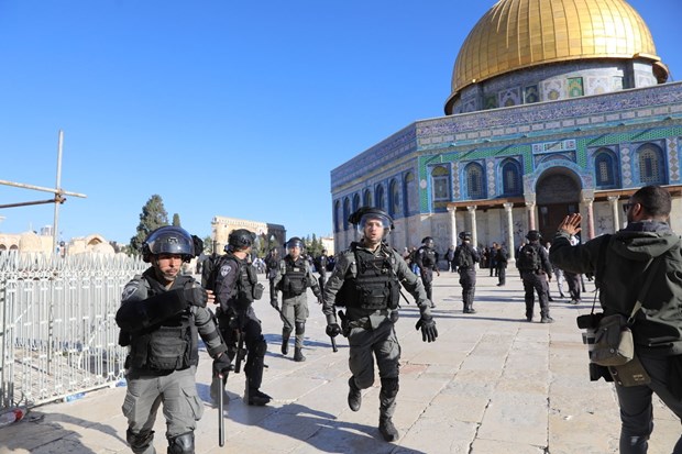 Cảnh sát Israel tại khu vực Đền Al-Aqsa ở Đông Jerusalem ngày 15/4/2022. (Ảnh: THX/TTXVN)