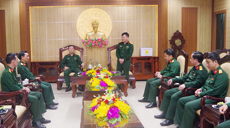 Đại tá Trương Như Ý, Phó Chính ủy Bộ CHQS tỉnh phát biểu tại buổi làm việc với đoàn công tác Học viện Chính trị