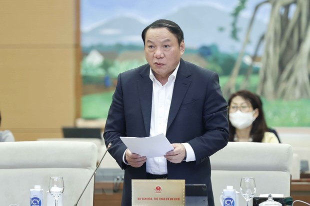 Bộ trưởng Bộ Văn hóa, Thể thao và Du lịch Nguyễn Văn Hùng trình bày tờ trình. (Ảnh: Doãn Tấn/TTXVN)