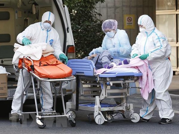 Nhân viên y tế tiêm chuyển bệnh nhân COVID-19 tới bệnh viện ở Tokyo, Nhật Bản ngày 1/2/2022. (Ảnh: THX/TTXVN)