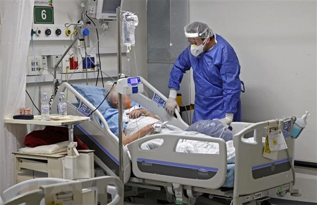 Nhân viên y tế điều trị cho bệnh nhân COVID-19 tại trung tâm y tế bệnh viện Beilinson ở thành phố Petah Tikva, Israel ngày 1/2/2022. (Ảnh: AFP/TTXVN)