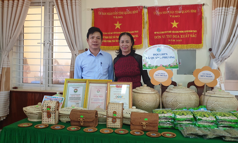 Chị Thủy và các sản phẩm của HTX Sản xuất dịch vụ mây xiên Quảng Phương tại một cuộc triển lãm.