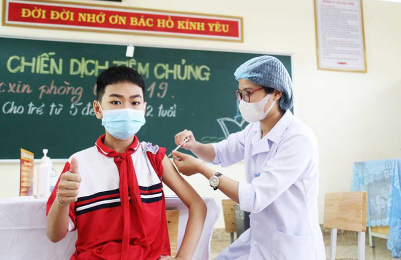 Tiêm vaccine COVID-19 cho trẻ tại Trường THCS Trần Quốc Toản (TP Hạ Long, Quảng Ninh).