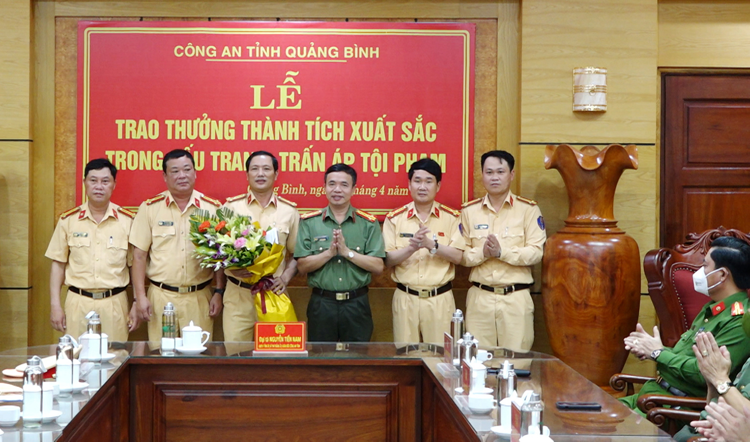 Đồng chí Giám đốc Công an tỉnh Nguyễn Tiến Nam trao thưởng 15 triệu đồng cho Phòng Cảnh sát giao thông về thành tích kịp thời kiểm tra, bắt giữ thành công đối tượng nghi phạm giết người.