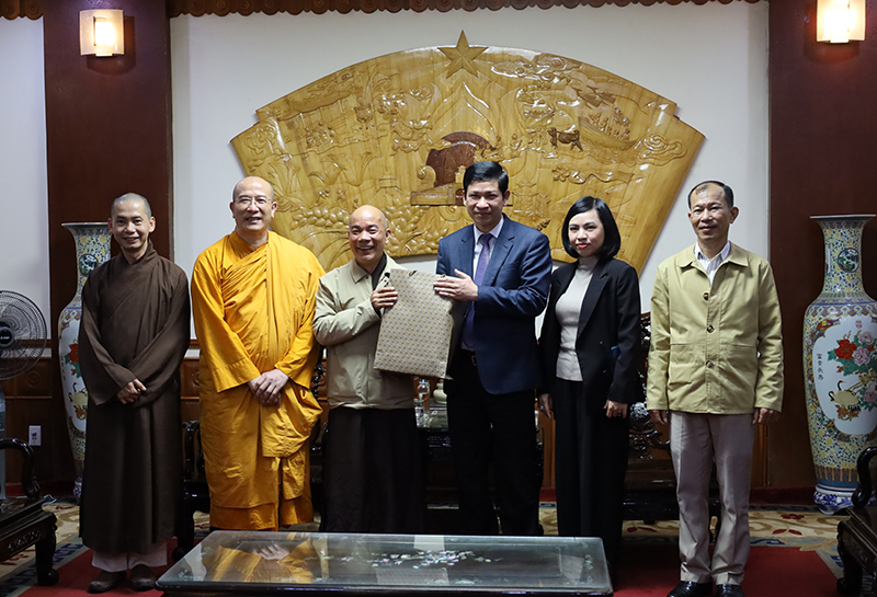 Đại diện Ban Trị sự Giáo hội Phật giáo Việt Nam tỉnh Quảng Bình tặng quà lưu niệm lãnh đạo UBND tỉnh.