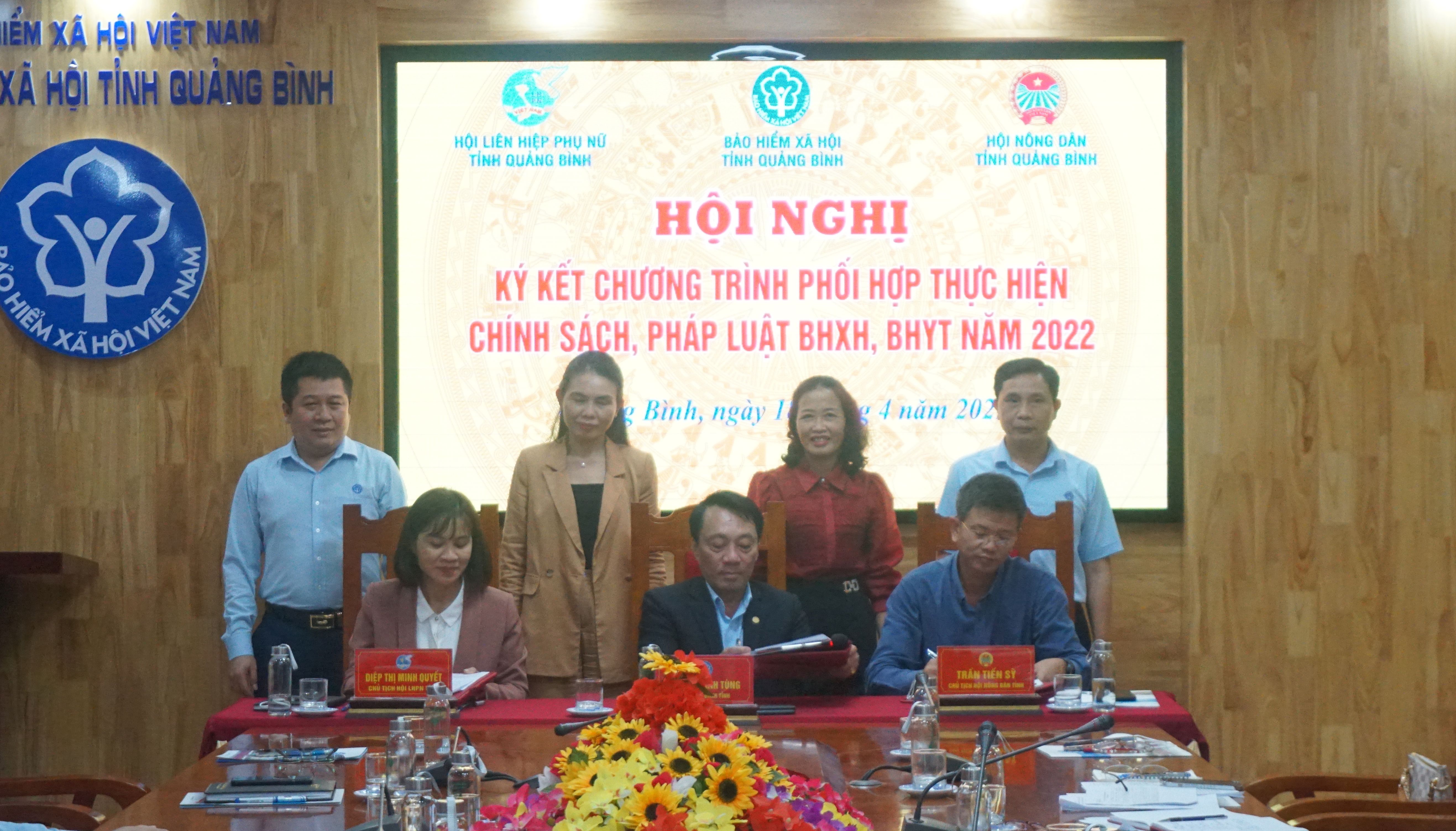 : BHXH và Hội LHPN tỉnh, Hội Nông dân tỉnh ký kết chương trình phối hợp công tác BHXH, BHYT năm 2022.