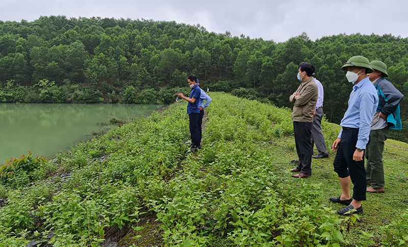 Hội đồng Tư vấn đánh giá an toàn đập, hồ chứa thủy lợi trên địa bàn tỉnh kiểm tra hồ chứa Eo Hụ, xã Minh Hoá (Minh Hoá).