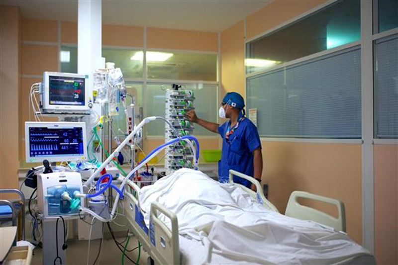 Nhân viên y tế điều trị cho bệnh nhân COVID-19 tại bệnh viện ở Pointe-a-Pitre (Pháp). (Ảnh: AFP/TTXVN)