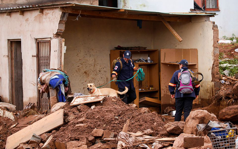 Lực lượng cứu nạn tìm kiếm các thi thể tại khu vực Dassenhoek, Nam Phi, ngày 17/4. (Ảnh: Reuters)