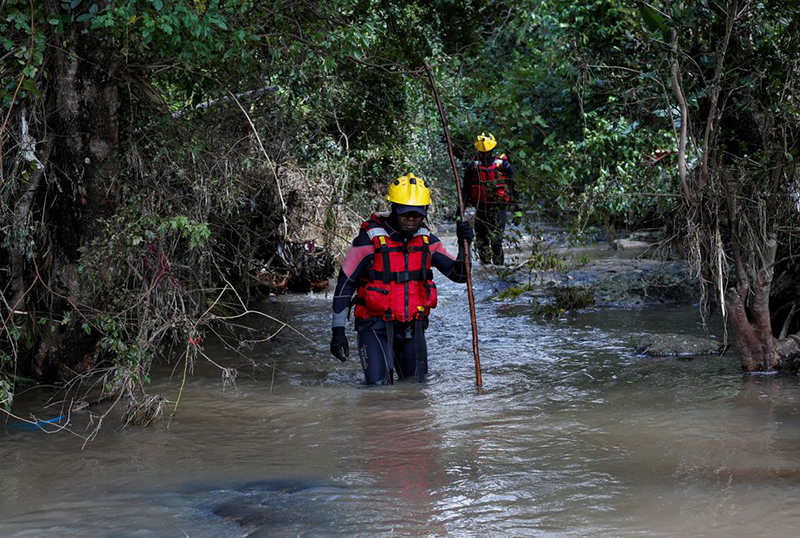 Lực lượng cứu hộ khẩn trương tìm kiếm nạn nhân gần khu vực Durban, Nam Phi, ngày 18/4. (Ảnh: Reuters) 