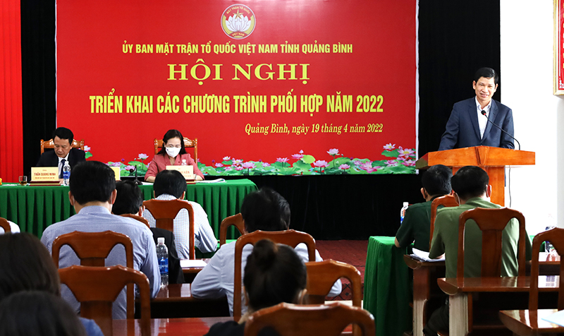   Đồng chí Phó Chủ tịch UBND tỉnh Hồ An Phong phát biểu tại hội nghị. 