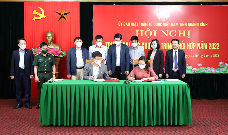 Đồng chí Chủ tịch Ủy ban MTTQVN tỉnh Phạm Thị Hân ký kết chương trình phối hợp năm 2022 với các sở, ngành.