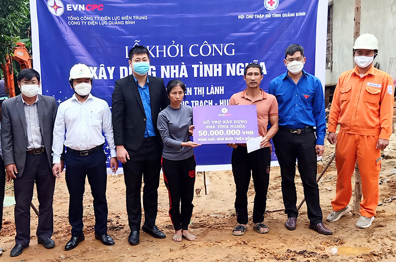 Đại diện lãnh đạo Công ty Điện lực tỉnh trao số tiền hỗ trợ của Tổng Công ty Điện lực miền Trung cho gia đình bà Nguyễn Thị Lành ở xã Phúc Trạch, huyện Bố Trạch.