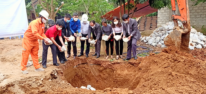 Lãnh đạo các đơn vị, ban, ngành liên quan cùng gia đình bà Nguyễn Thị Lành tham gia bỏ đá khởi công xây nhà tình nghĩa.