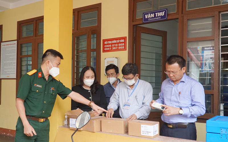 Quân khu 4 bàn giao cho Quảng Bình 8.000 liều vắc-xin phòng Covid-19 trẻ em đầu tiên.