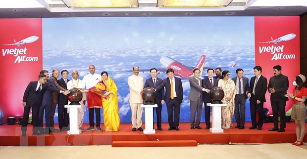 Chủ tịch Quốc hội Vương Đình Huệ và Chủ tịch Hạ viện Cộng hòa Ấn Độ Om Birla chứng kiến Lễ công bố mở các đường bay mới đến Ấn Độ của Vietjet Air. (Ảnh: Doãn Tấn/TTXVN)