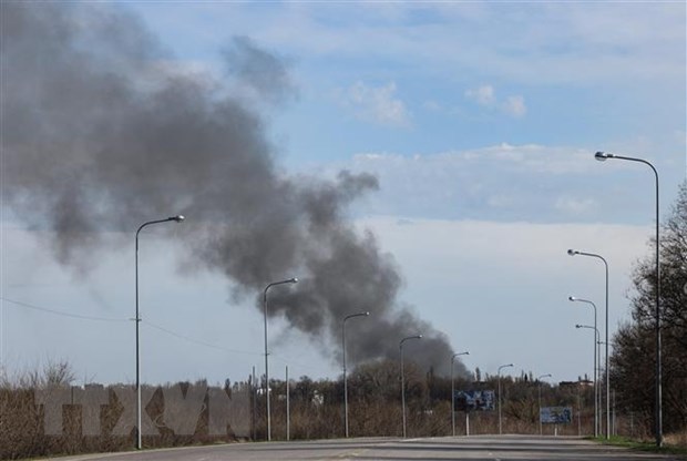 Khói bốc lên từ sân bay ở Dnipro, miền Đông Ukraine, ngày 10/4, trong bối cảnh chiến dịch quân sự của Nga đang diễn ra tại Ukraine. (Ảnh: AFPTTXVN)