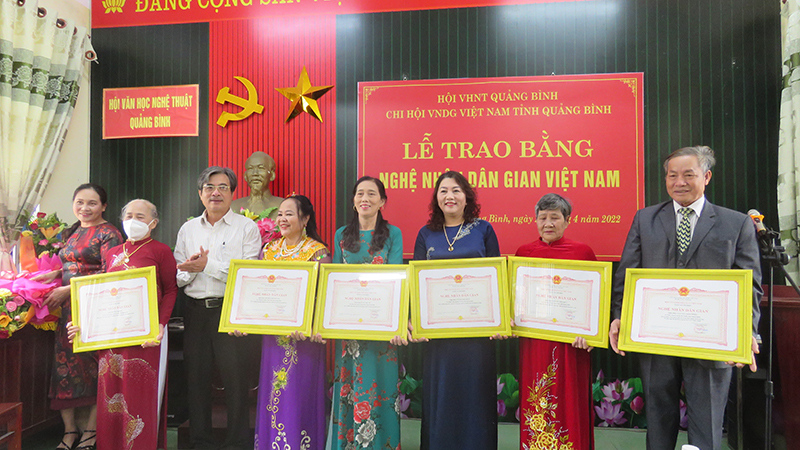 Các nghệ nhân được nhận Bằng công nhận Nghệ nhân dân gian Việt Nam.