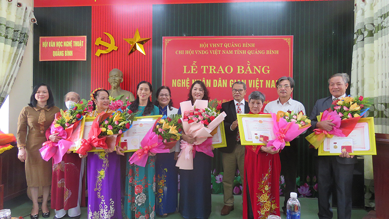 Các nghệ nhân vinh dự được Hội Văn nghệ dân gian Việt Nam tặng kỷ niệm chương.