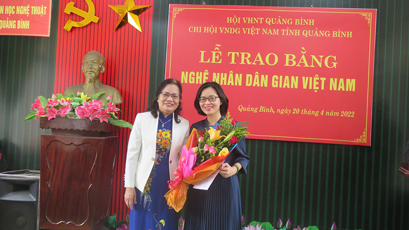 Chi hội Văn nghệ dân gian Việt Nam Quảng Bình tặng hoa chúc mừng hội viên mới