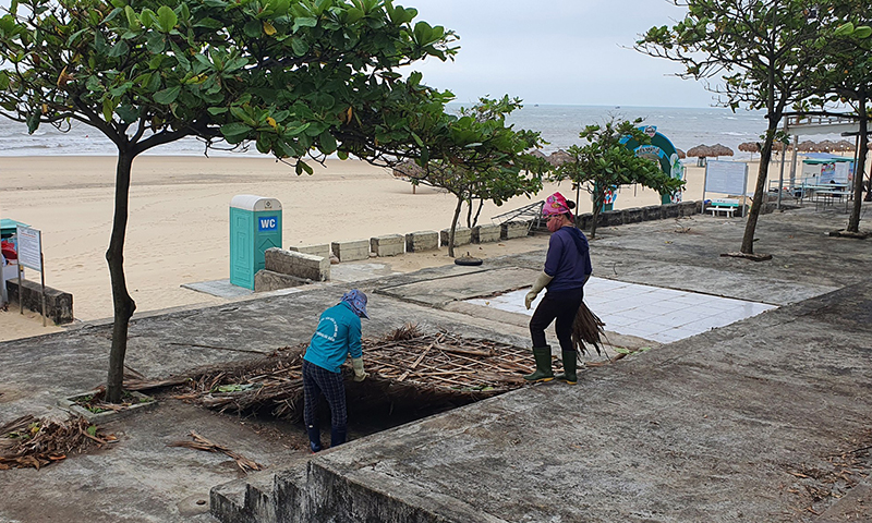 Công nhân Ban quản lý dịch vụ công ích TP. Đồng Hới làm vệ sinh khu vực bãi biển