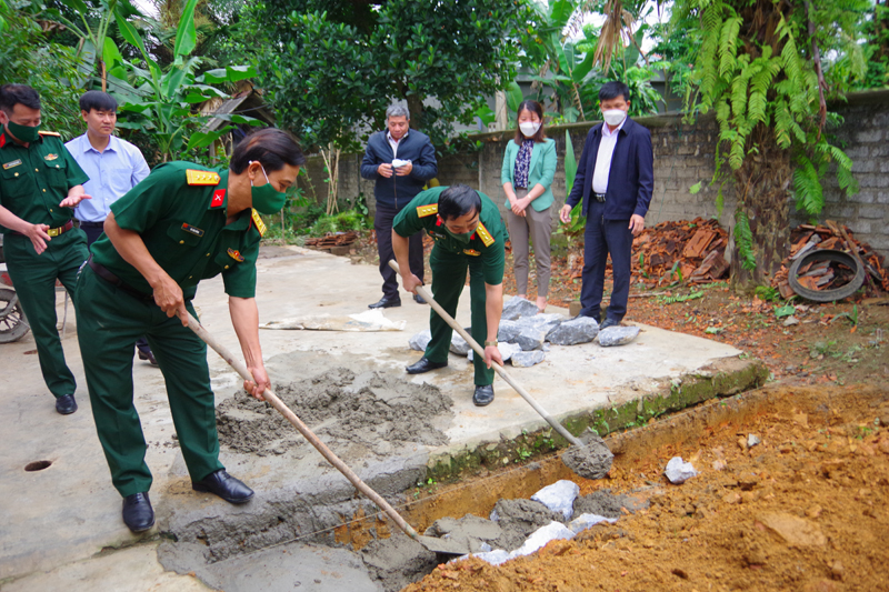 lễ khởi công và trao tặng kinh phí xây dựng nhà tình nghĩa cho gia đình ông Hà Ngọc Vân, ở thôn Đông Hòa, xã Mai Hóa (Tuyên Hóa)