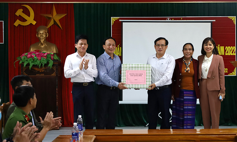 Đồng chí Phó Bí thư Thường trực Tỉnh ủy Trần Hải Châu tặng quà Đảng bộ và nhân dân xã Trường Sơn.