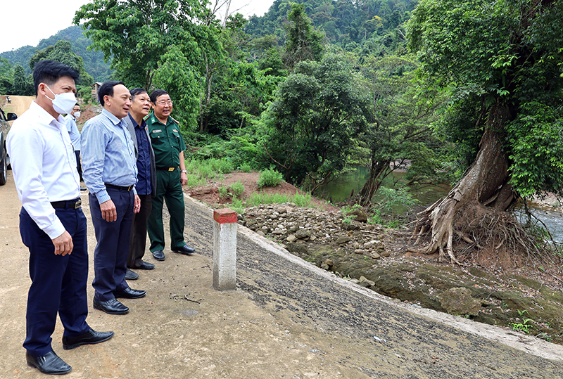 Đồng chí Trần Hải Châu và đoàn công tác khảo sát thực địa một số điểm có tiềm năng phát triển du lịch cộng đồng trên địa bàn xã Trường Sơn.
