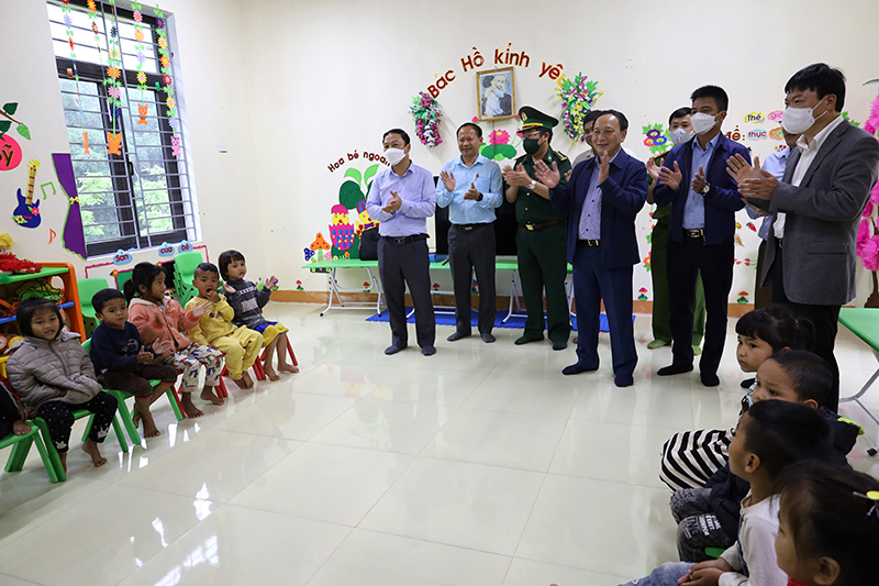 Đồng chí Phó Bí thư Thường trực Tỉnh ủy Trần Hải Châu và các thành viên đoàn công tác thăm hỏi, động viên cô giáo và các cháu mầm non bản Trung Sơn.