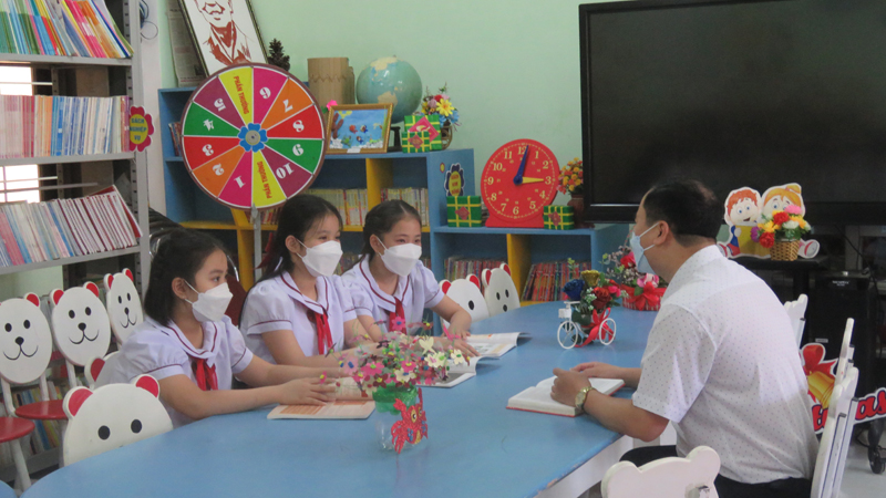 Thầy giáo Lê Hải Sơn cùng các thành viên đội thi thảo luận kế hoạch tuyên truyền GDGT trong trường học thời gian tới.