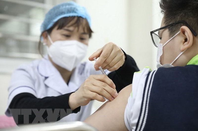 Nhân viên y tế tiêm vaccine phòng COVID-19 cho học sinh lớp 6 tại điểm tiêm chủng trường THCS Lê Ngọc Hân, quận Hai Bà Trưng, Hà Nội, vào sáng 17/4. (Ảnh: Minh Quyết/TTXVN)