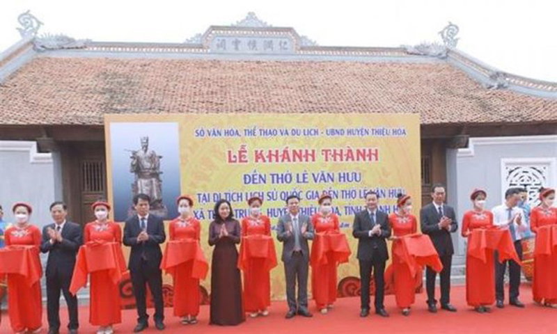 Đại biểu cắt băng khánh thành đền thờ Lê Văn Hưu. (Nguồn: cand.com.vn)