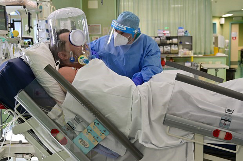 Nhân viên y tế điều trị cho bệnh nhân COVID-19 tại một bệnh viện ở Bergamo, Italy. (Ảnh: AFP/TTXVN)