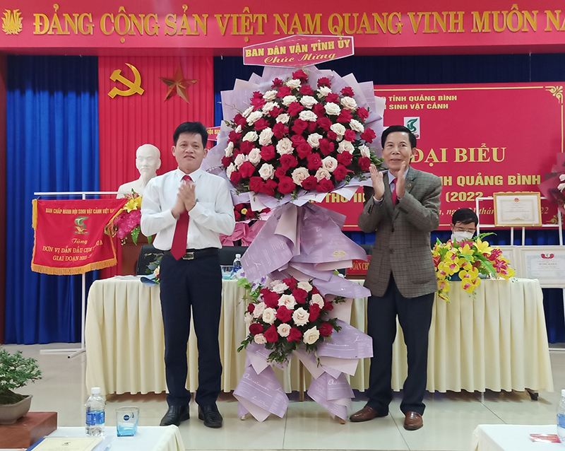 Đồng chí Lê Văn Bảo – UVTVTU, Trưởng Ban Dân vận Tỉnh ủy tặng hoa chúc mừng đại hội