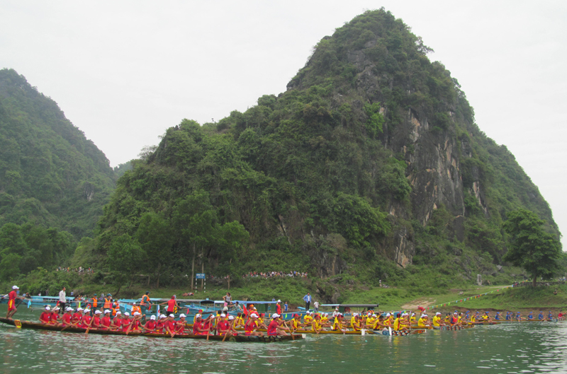 Các thuyền đua đọ sức trên dòng sông Son, ở thị trấn Phong Nha (Bố Trạch).