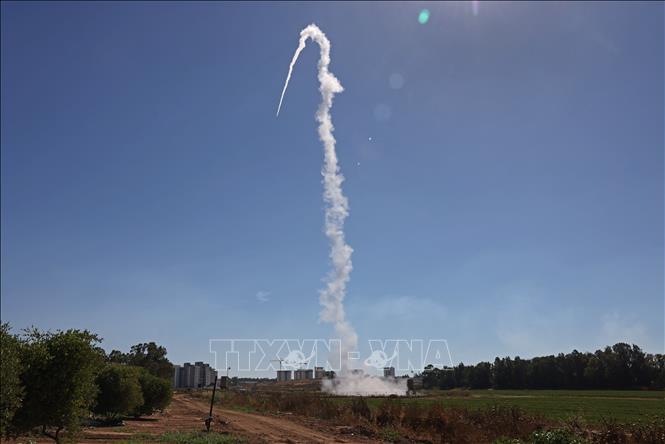 Hệ thống Vòm Sắt của Israel đánh chặn tên lửa bắn từ Dải Gaza, tại thành phố Sderot, Israel. Ảnh tư liệu: AFP/TTXVN