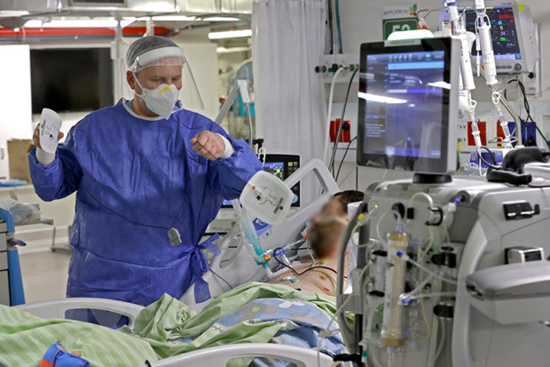Nhân viên y tế điều trị cho bệnh nhân COVID-19 tại bệnh viện ở Petah Tikva, Israel. (Ảnh: AFP/TTXVN)