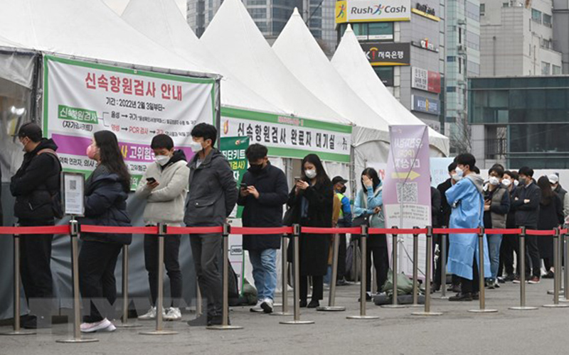 Người dân xếp hàng chờ xét nghiệm Covid-19 tại Seoul, Hàn Quốc, ngày 17/3/2022. (Ảnh: AFP/TTXVN)