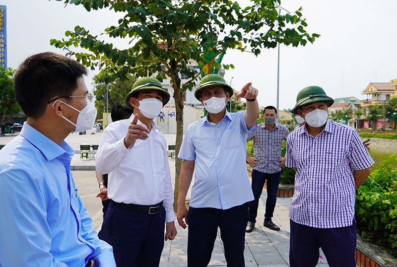 Đồng chí Chủ tịch UBND tỉnh Trần Thắng kiểm tra công tác chỉnh trang tại tuyến phố đi bộ.