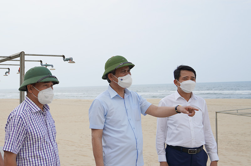 Đồng chí Chủ tịch UBND tỉnh Trần Thắng kiểm tra công tác bảo đảm cho các hoạt động vui chơi giải trí tại bãi biển Nhật Lệ