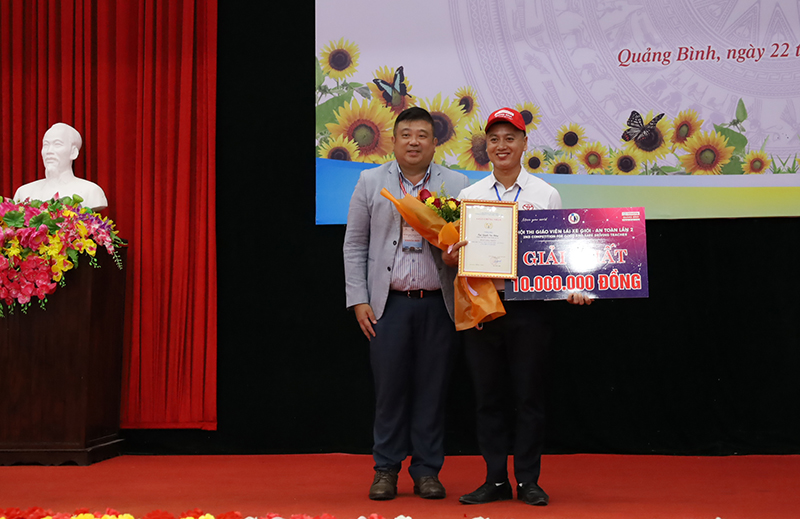 Ban tổ chức trao giải nhất cho thí sinh Nguyễn Văn Thắng.