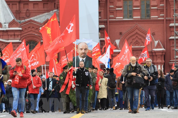  Đoàn đại biểu Đảng Cộng sản Liên bang Nga và các phong trào cánh tả dâng hoa tưởng niệm Lãnh tụ Vladimir Ilyich Lenin. (Ảnh: Trần Hiếu/TTXVN)