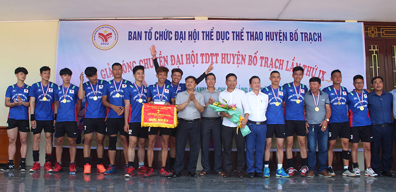 Ban tổ chức trao huy chương vàng cho đội thị trấn Hoàn Lão.