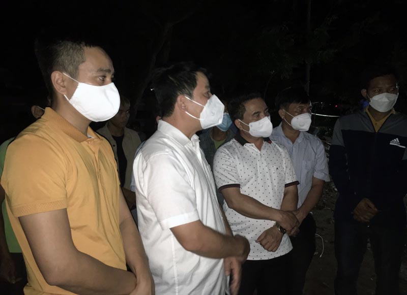 Các đồng chí lãnh đạo huyện Minh Hóa có mặt tại hiện trường để chỉ đạo giải quyết vụ tai nạn.