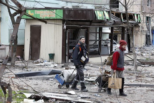 Người dân tại Mariupol, Ukraine, ngày 18/4. (Ảnh: THX/TTXVN)
