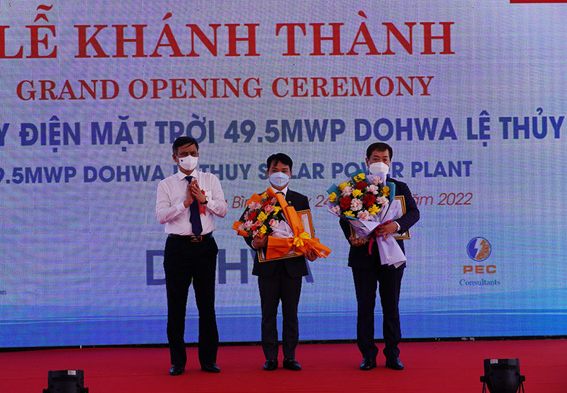 Đồng chí Chủ tịch UBND tỉnh Trần Thắng tặng bằng khen cho Công ty TNHH Năng lượng xanh Dohwa và nhà thầu chính thi công Nhà máy điện mặt trời Dowha Lệ Thủy.