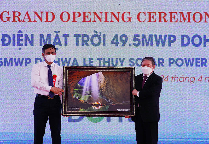 Đồng chí Chủ tịch UBND tỉnh Trần Thắng tặng quà lưu niệm cho chủ đầu tư Nhà máy điện mặt trời Dohwa Lệ Thủy.