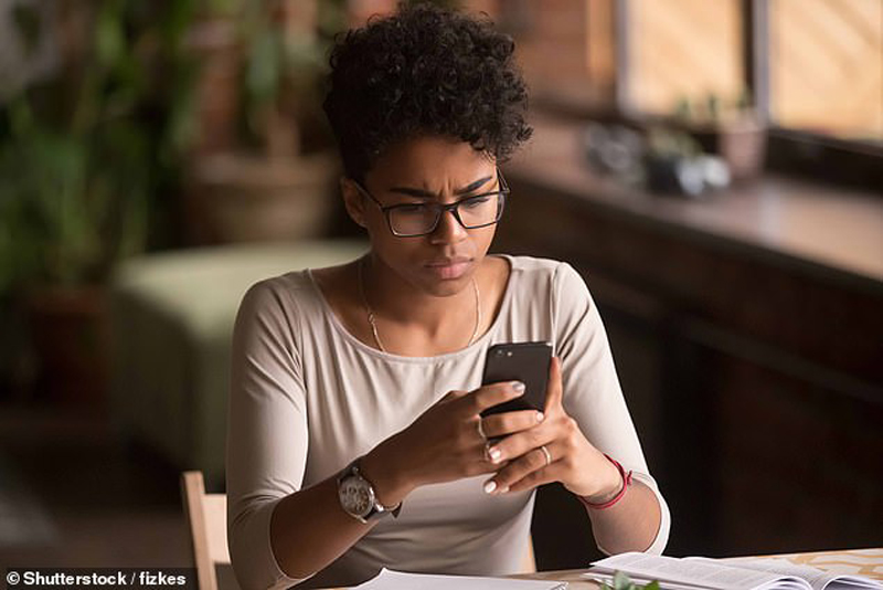 Các nhà nghiên cứu phát hiện ra rằng giảm thời gian sử dụng điện thoại hàng ngày có tác động tích cực đến sức khỏe của con người. Ảnh: Shutterstock