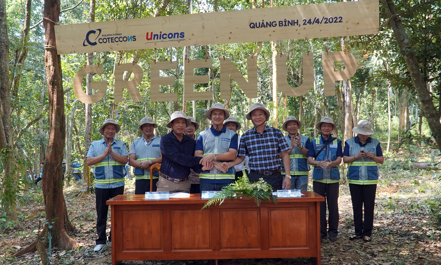 Đại diện UBND huyện Bố Trạch, VQG Phong Nha – Kẻ Bàng và Công ty Coteccons ký kết biên bản phối hợp thực hiện chương trình “Green Up”
