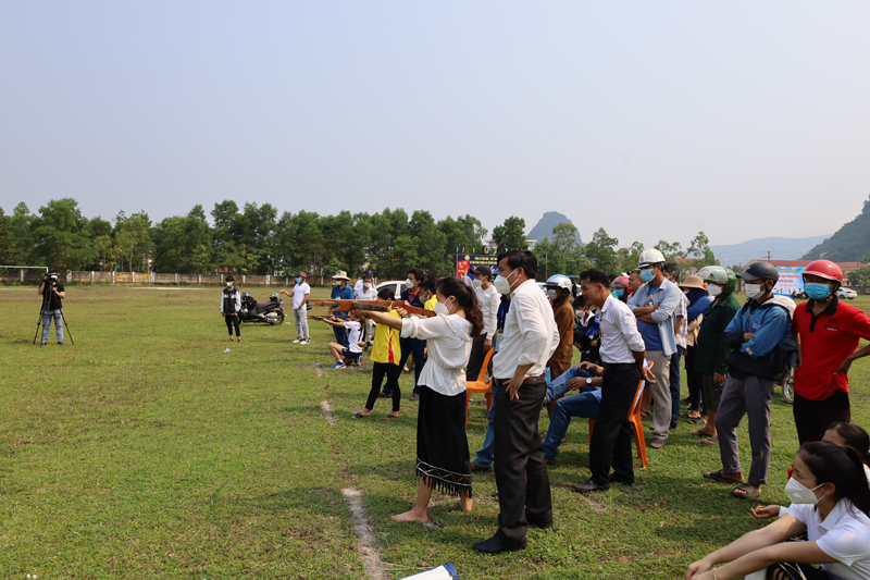 Các VĐV huyện Minh Hóa tham gia thi đấu môn bắn nỏ.